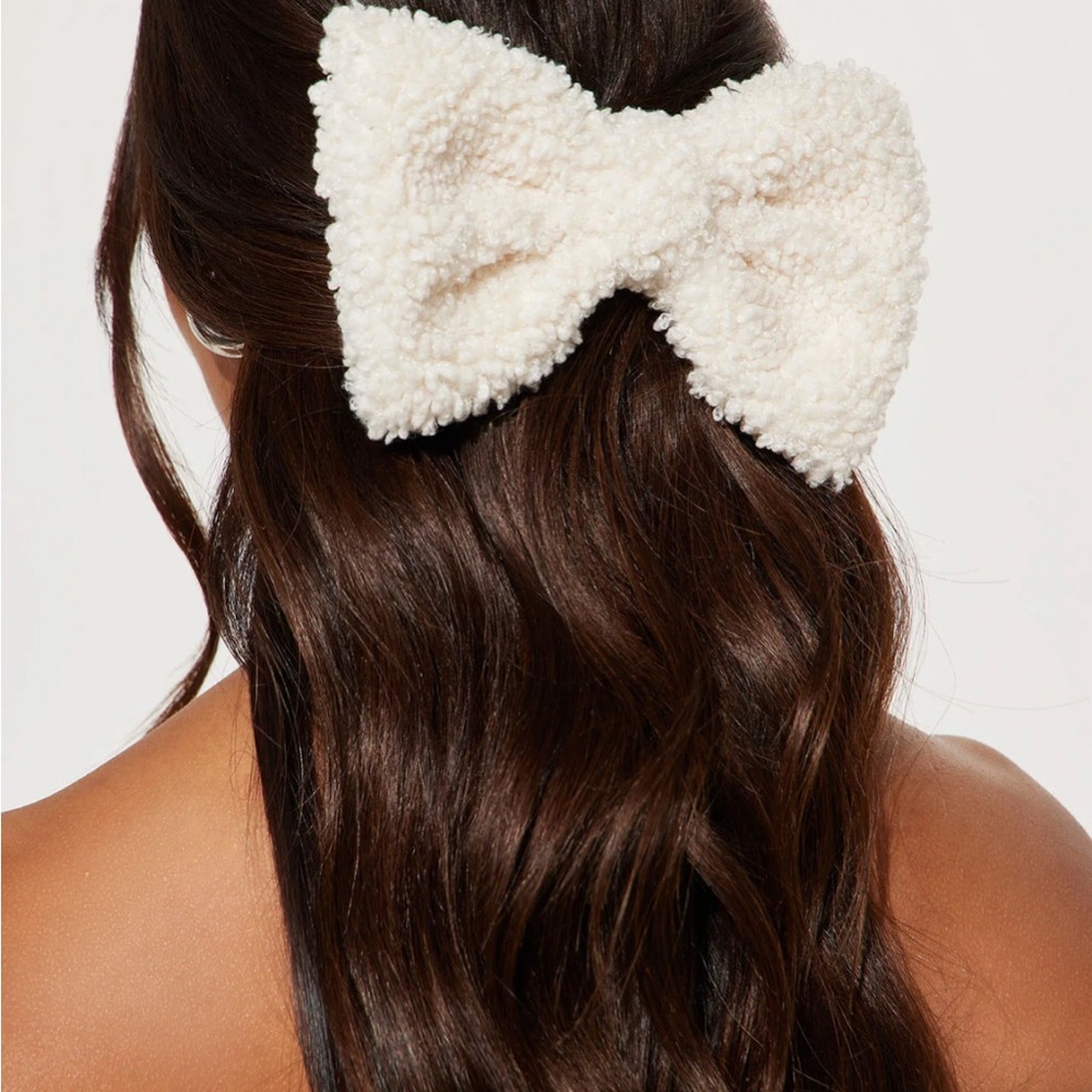 Cozy White Bow Hair Accessory